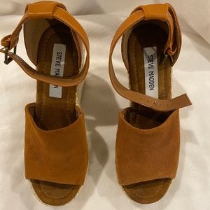 STEVE MADDEN JAYLEN WEDGE SANDAL